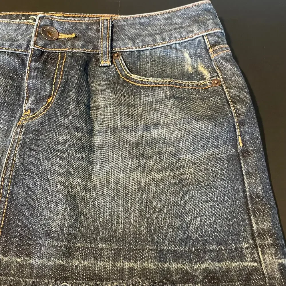 Bullhead women's denim mini skirt size 5 frayed hem jean skirt festival Y2K